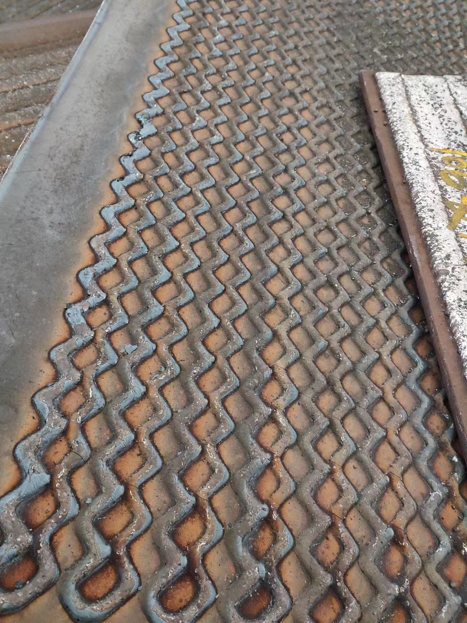 四川堆焊耐磨板花板8+6